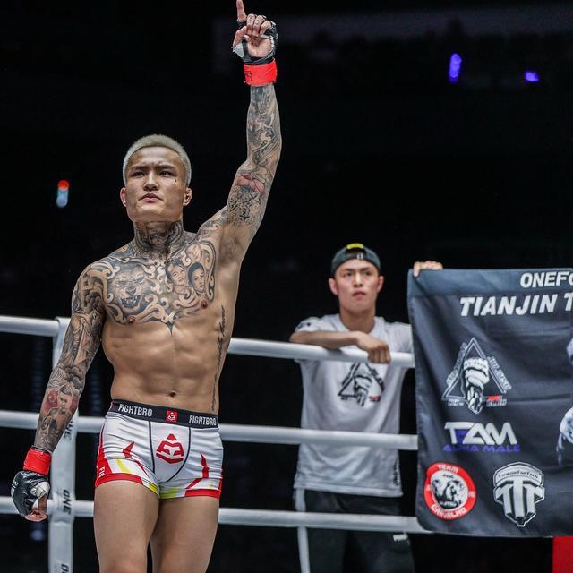 李凯文赛场英勇背后的温馨与陪伴力量，日常点滴展现爱与陪伴的力量。