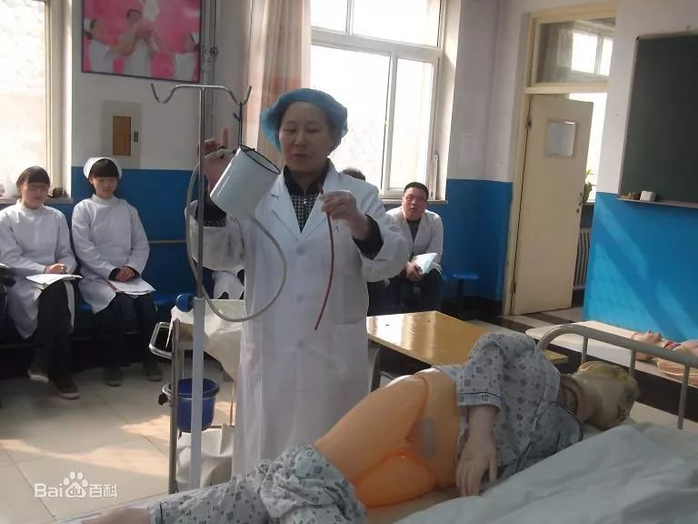 灌肠比赛的奇妙冒险之旅，变化、学习与自信的碰撞